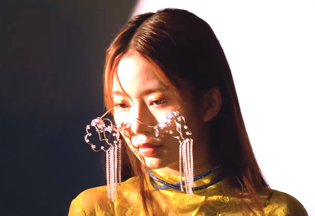 情侣头像黄一点的一人一半，情头真人一人一半 甜蜜侧颜微信（硬糖少女“月下七姐妹”大片）