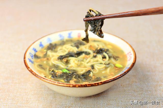 芝麻叶怎么做好吃，嫩芝麻叶怎么做好吃（芝麻叶面条这样做）