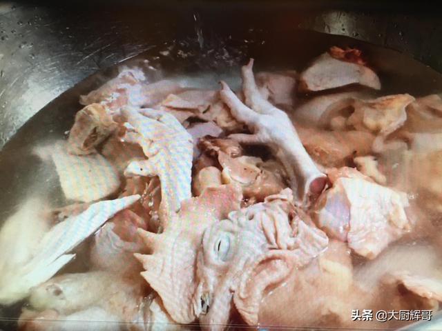 地锅炖柴鸡的做法，地锅炖柴鸡的做法视频（大厨分享专业的做法）