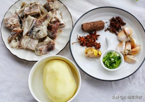 炖排骨汤的做法，孩子爱吃的家常菜（椰子肉炖排骨汤的做法）