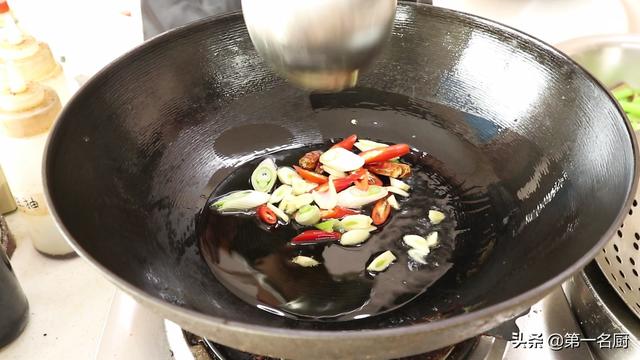 芹菜炒香干的做法，芹菜炒香干的做法的手抄报（上桌比荤菜更受欢迎）