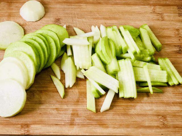 咸萝卜的腌制方法，韩国泡菜萝卜的腌制方法是什么（不要只会加酱油）