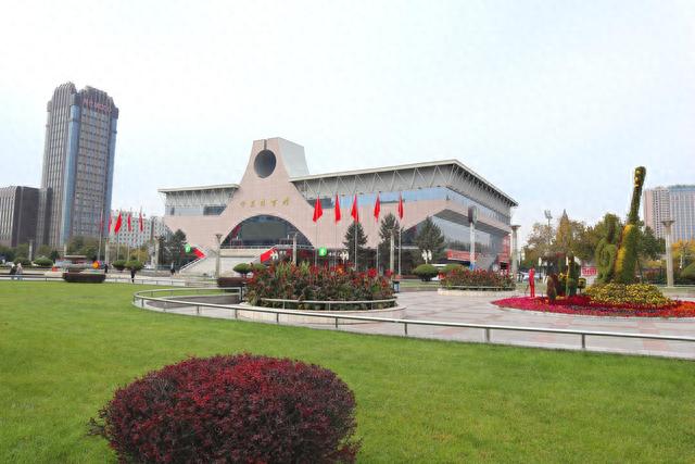 银川光明广场上的“西部之光”，造型奇特，咋这么眼熟？