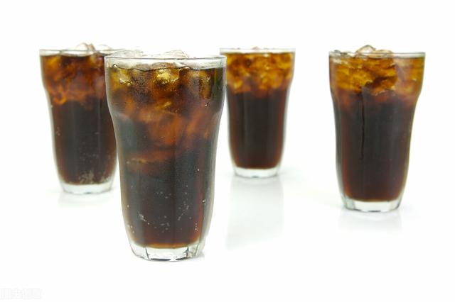 可乐的妙用14招，可乐那些神奇的小妙招（可乐放久了不能喝也别扔）