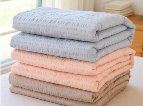 丝棉被脏了怎么洗，丝棉被脏了怎么清洗（别全洗了，用两招就能干干净净）