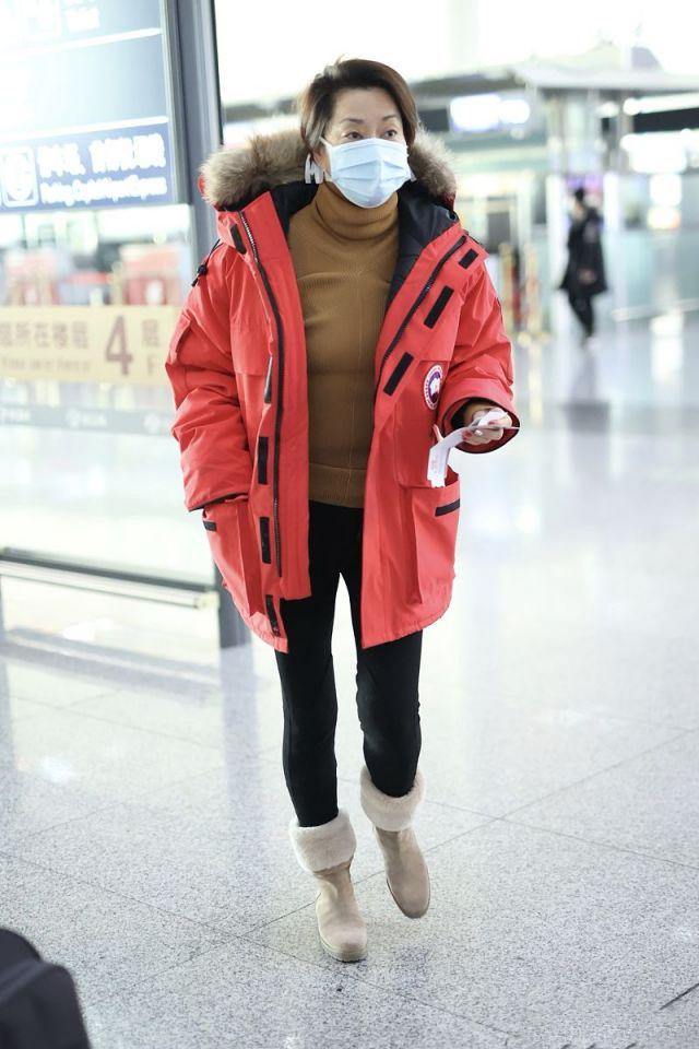 红色羽绒服搭配，红色羽绒服搭配什么内搭好看（鲨鱼裤配短靴显腿细又长）