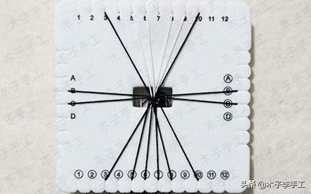 手机挂绳怎么装在手机壳上，手机壳怎么穿挂绳（用方形盘编器做的手机挂绳的编法图解）