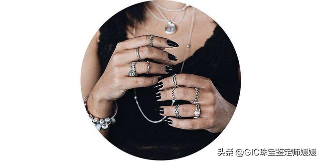 男女朋友戒指戴哪个手指，谈恋爱情侣戒指戴哪个手指（戒指戴在不同的手指都有独特意义）