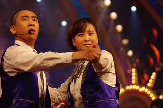 冯巩贾玲演的电影叫什么名字，贾玲和冯巩演的电视剧（李焕英》背后的悲伤故事）