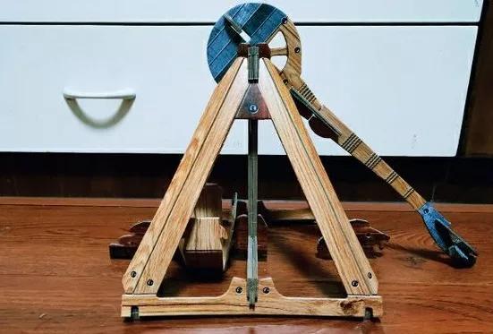 专门介绍达芬奇发明的书，关于介绍达芬奇的书（还原达·芬奇手稿中的神奇设计）