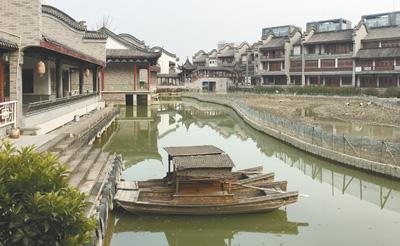 占地220亩、投资约20亿元的成都龙潭水乡，没几年工夫，商铺关门、游人寥寥  仿古小镇为何昙花一现