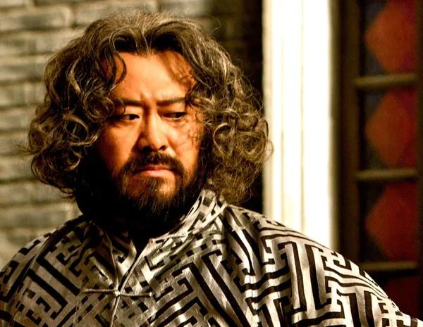 让子弹飞 葛优，葛优在让子弹飞扮演的角色叫什么（姜文临场给葛优加吻戏）