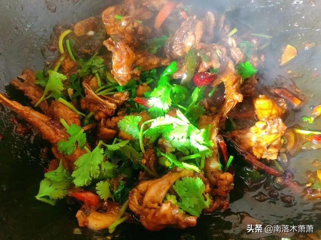 青椒炒鸡架的家常做法，青椒炒鸡架怎么做好吃（去市场两块五买了一个生鸡架）