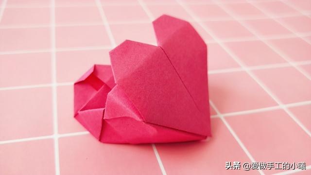 如何折方形小包包折纸，小包包怎么折纸（好看的爱心包包折纸学起来）