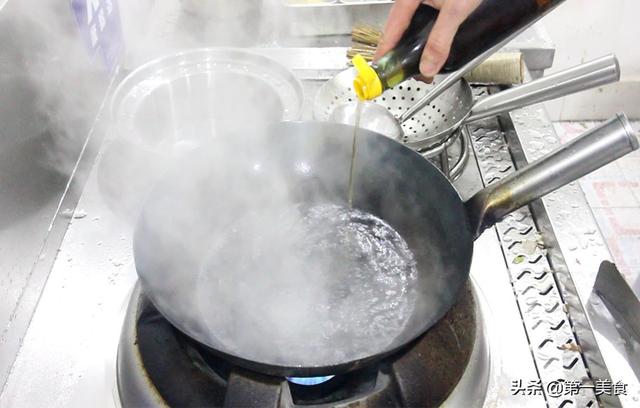 鲫鱼的做法，鲫鱼的做法鲫鱼汤的做法（搭配蒜蓉这样做）