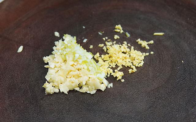 鸭血粉丝汤怎么做，鸭血粉丝汤如何做（上桌连汤汁都喝光）