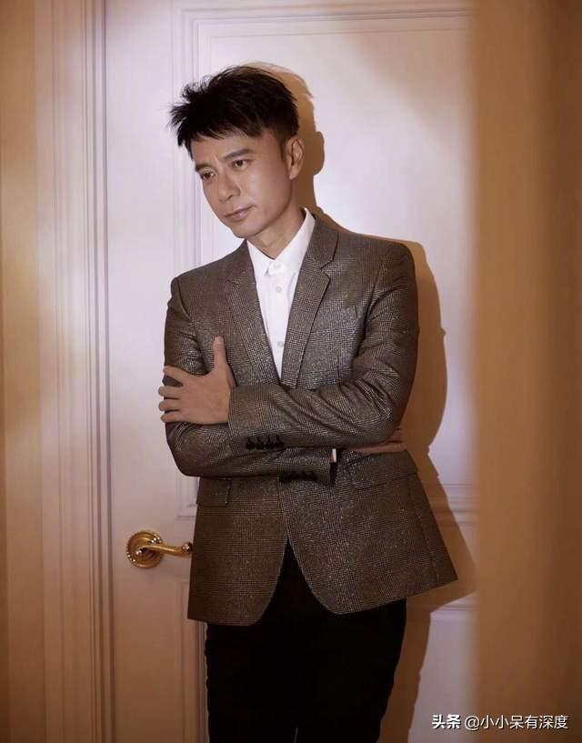 李克勤 - 再见演奏厅歌词是什么，李克勤红日原唱（李克勤老婆不仅低调）