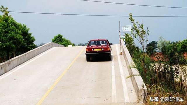 手动挡如何起步，手动挡起步步骤图解（老司机教你手动挡在半坡上怎样正确起步）