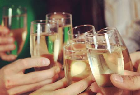 喝醉了难受应该怎么办 喝醉了如何才能解酒，喝醉了难受应该怎么办（快来学几招解酒小妙招）