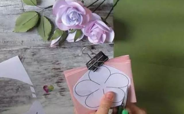 如何折漂亮的玫瑰花，怎样折玫瑰花简单又漂亮（几款纸玫瑰花折叠方法）