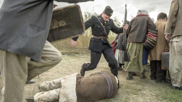 枪毙的一瞬间有感觉吗，枪决有感觉吗（这是德军屠杀犹太人的真实场景）