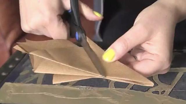 怎样剪五角星最简单的方式，五角星最简单的剪法（凯特博士教你一刀剪出五角星）