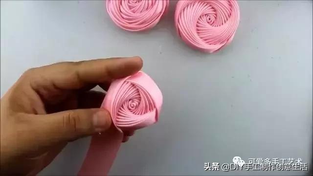 彩带的折法，彩带的折法大全 风铃花（一根丝带就卷出一朵螺旋形状的玫瑰）