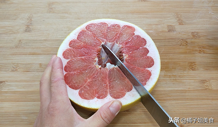 图片[4]-“剥柚子”的方法 只需一个技巧 剥着简单吃着方便-起舞食谱网