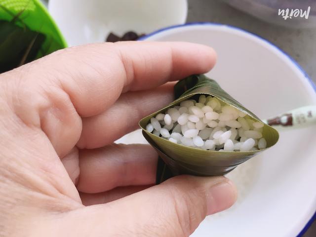 苇叶包粽子的方法与步骤图，芦苇叶包粽子教程（冬季也能吃上清香粽子）