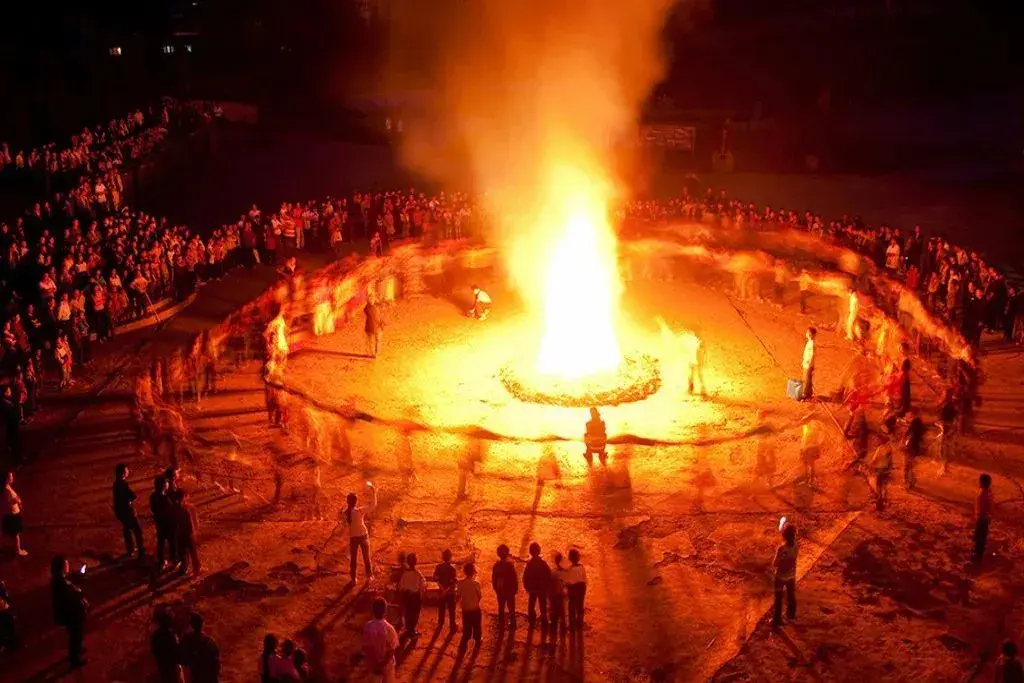 彝族风俗节庆，彝族的传统节日和风俗（薪火相传——彝族火把节）