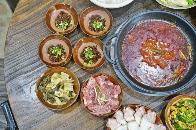 豆豉火锅怎么做，火锅底料怎么用豆豉（花花探店丨这家一年卖出14000锅）