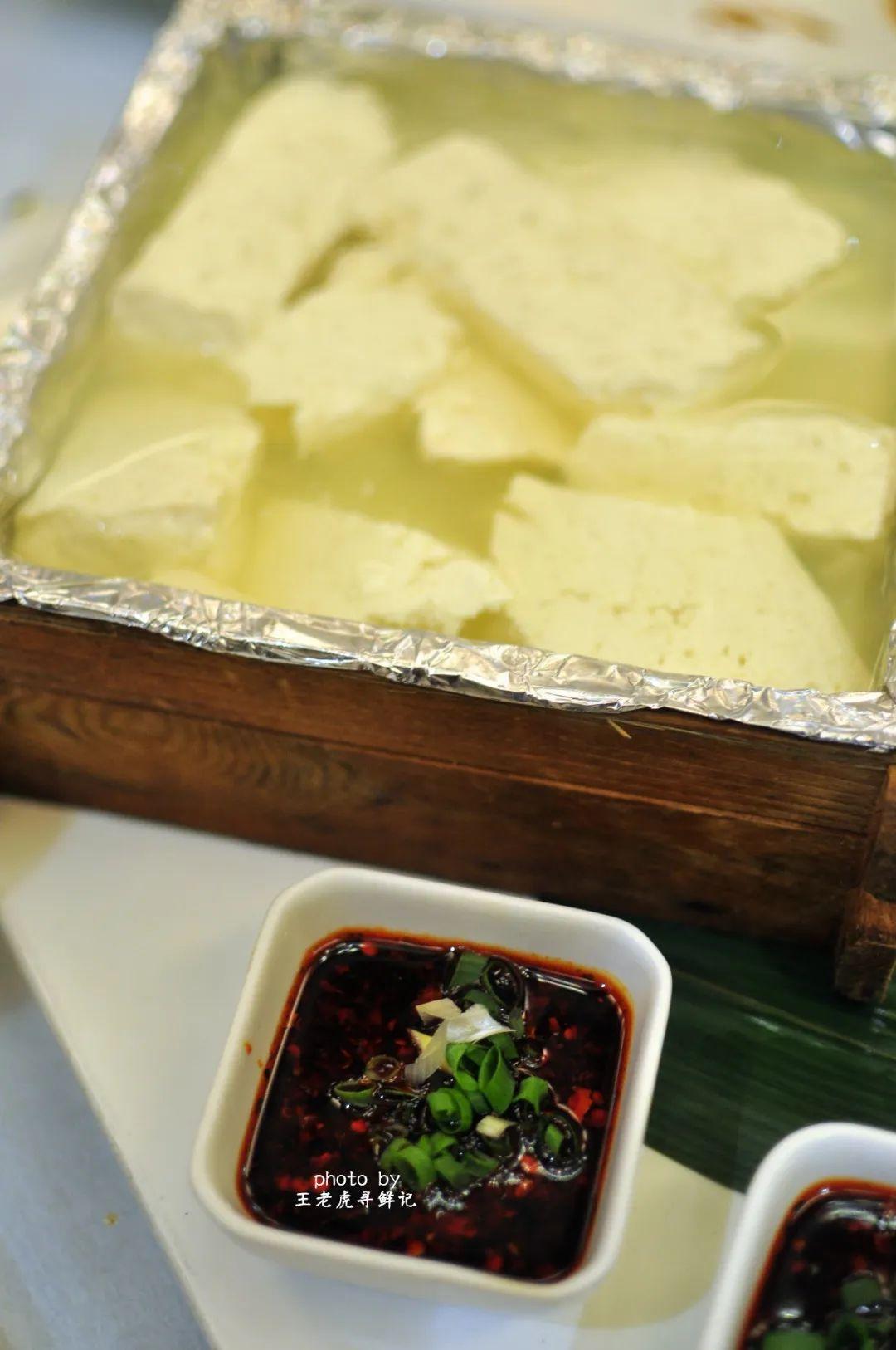 去自贡富顺,吃一碗豆花饭,豆花嫩白,米饭蓬松,蘸水香辣