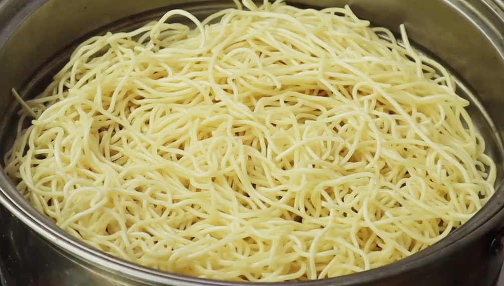 图片[2]-【洋葱焖面条】做法步骤图 出锅比吃红烧肉还解馋 真好吃-起舞食谱网