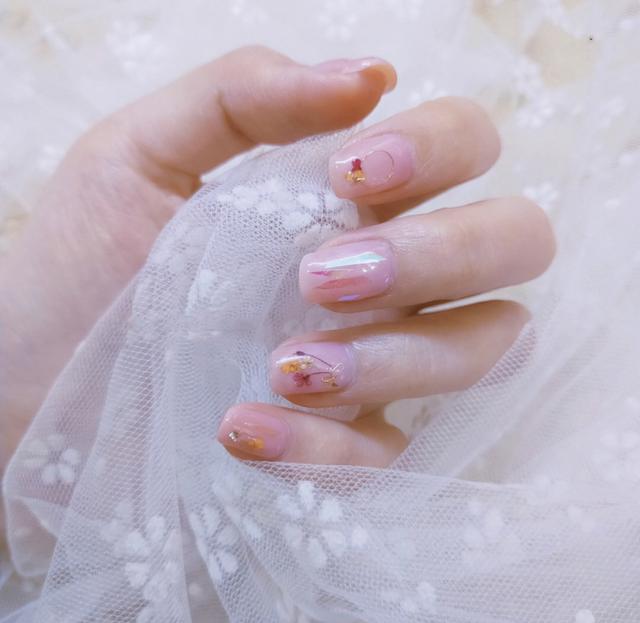 透明指甲油怎么涂好看，指甲涂透明指甲油好不好（赶走夏日炎热怎能少得了它）