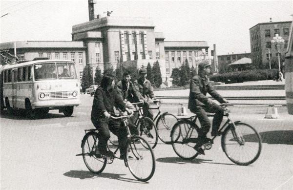 什么是招牌动作，老一辈人骑自行车的“招牌动作”