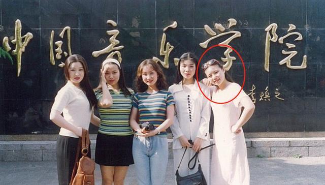 龚琳娜年轻时候唱歌，开挂的龚琳娜：5岁登台