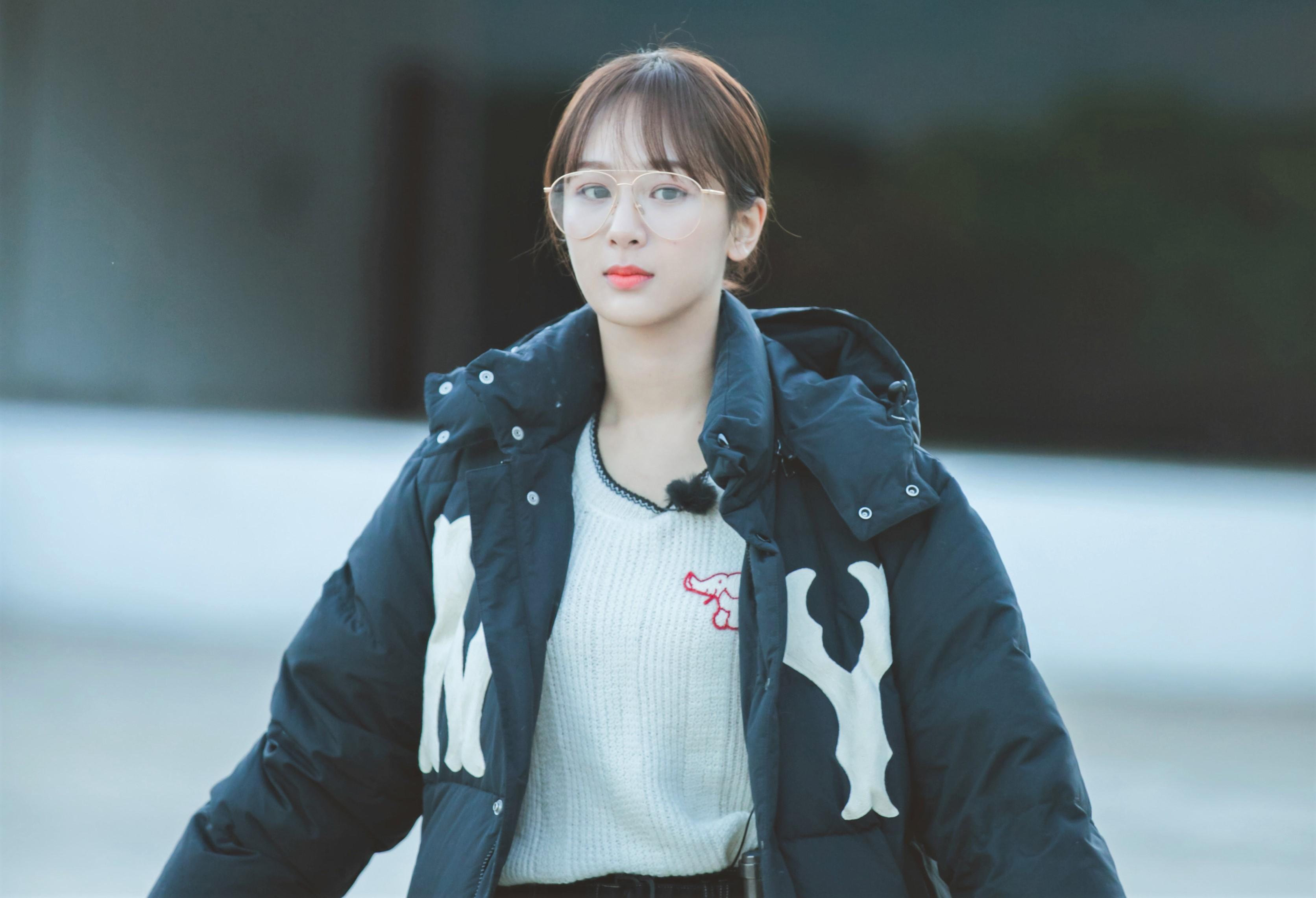 周冬雨90后小花之首(杨紫霸占小荧屏,周冬雨崛起,郑爽遭遇滑铁卢)