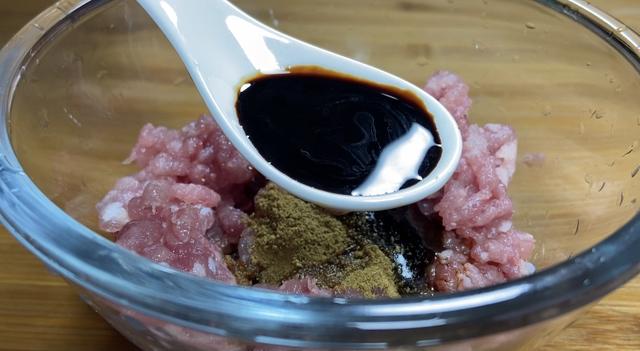 锅贴的正确煎法，锅贴怎么煎又脆又香（用淀粉水和面粉水都不对）