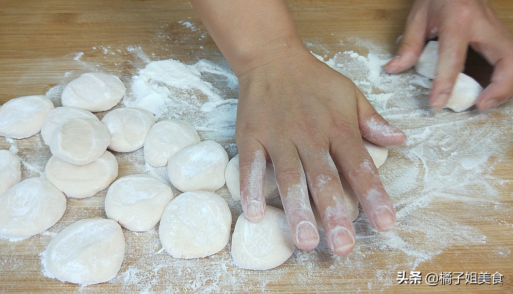 图片[6]-【西红柿韭菜花鸡蛋饺子】做法步骤图 鲜嫩多汁 大人孩子都抢-起舞食谱网