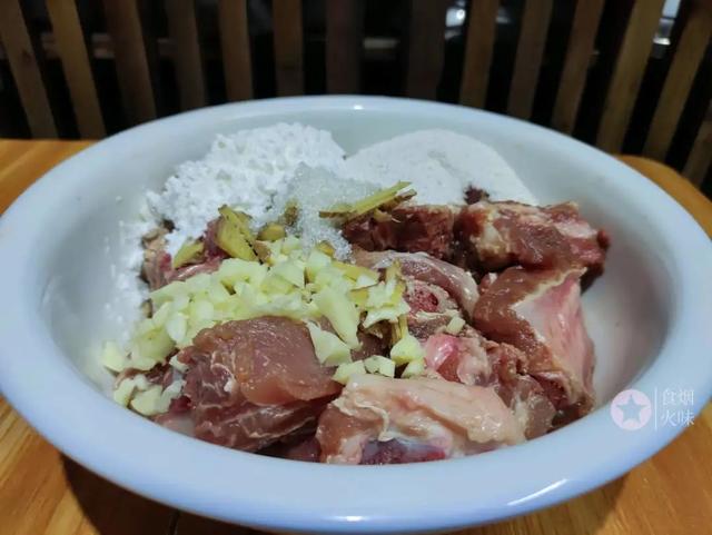 生炸排骨怎么外酥里嫩，炸排骨的做法外酥里嫩（鲜香入味不油腻）