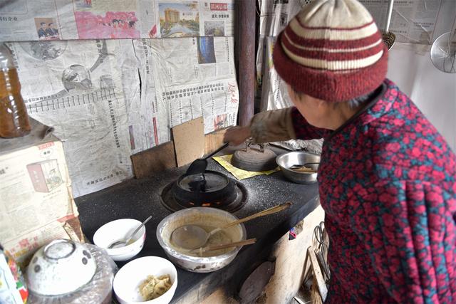 烙煎饼的方法，煎烙饼的做法大全图解窍门（河南大妈用小米烙煎饼）