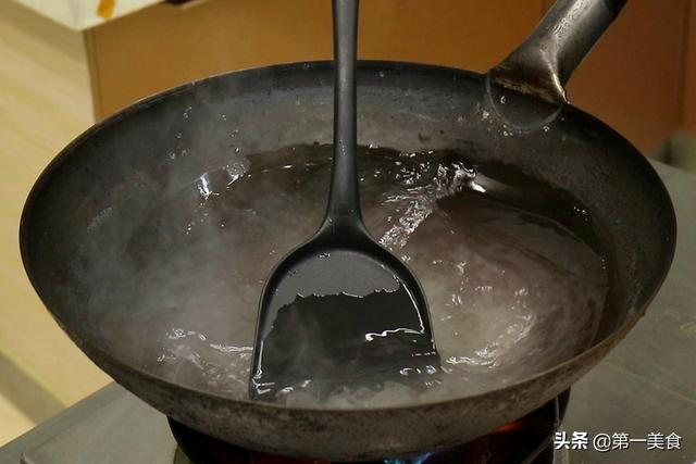 腊八蒜怎么做，翠绿的腊八蒜怎么做（用厨师长的做法、2天就变绿）