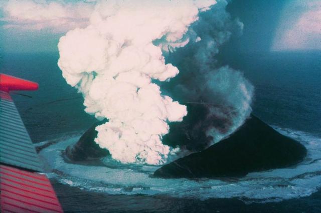 火山喷发的原理，为什么火山会爆发原理（海底火山在海洋中喷发）