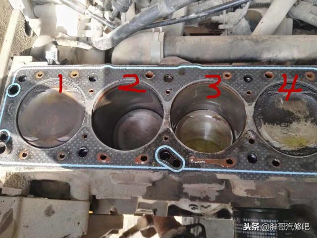 冲缸垫的表现是什么，冲缸垫是什么原因引起的（缸压不足、油水混合、冒白烟）