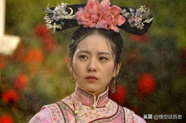 《步步惊心》这部剧,它属于穿越题材的作品,讲述了现代女性张晓意外