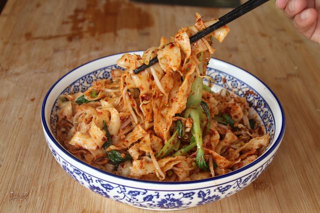 宽面条怎么做好吃，夫妻俩吃了一大盆