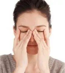 眼镜鼻托正确位置图片，鼻托大头朝上还是下（鼻梁上总有两个小红坑）