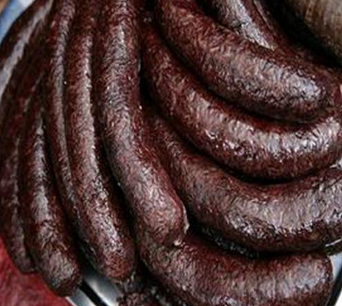 血肠是什么做的（舌尖美食糯米血肠：做法血腥）