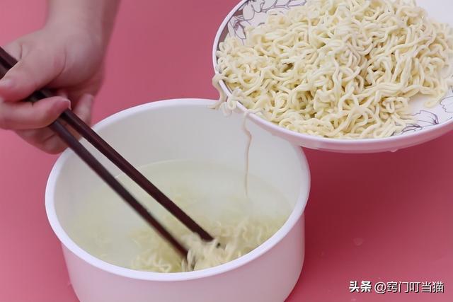 方便面怎么泡好吃，怎么泡方便面才好吃的方法（好多人第一步就做错了）