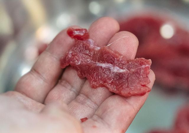 怎样腌制嫩牛肉片，腌制牛肉怎么做才鲜嫩（大厨一招就把牛肉变得又嫩又滑）